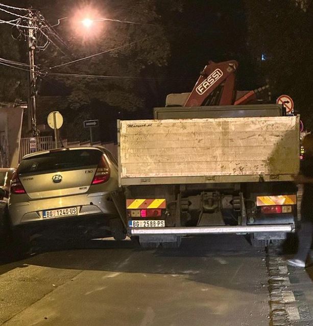 Oštećeno devet vozila u Beogradu: Kamion udario u jedan automobil, pa vukao ostale za sobom