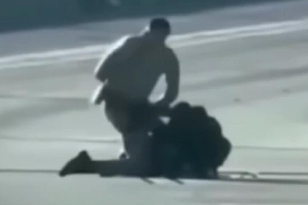 UH, PARALIŠUĆI SNIMAK UBISTVA KIDA DUŠU: Policajac BEZDUŠNO upucao čoveka dok je ležao na putu (VIDEO)
