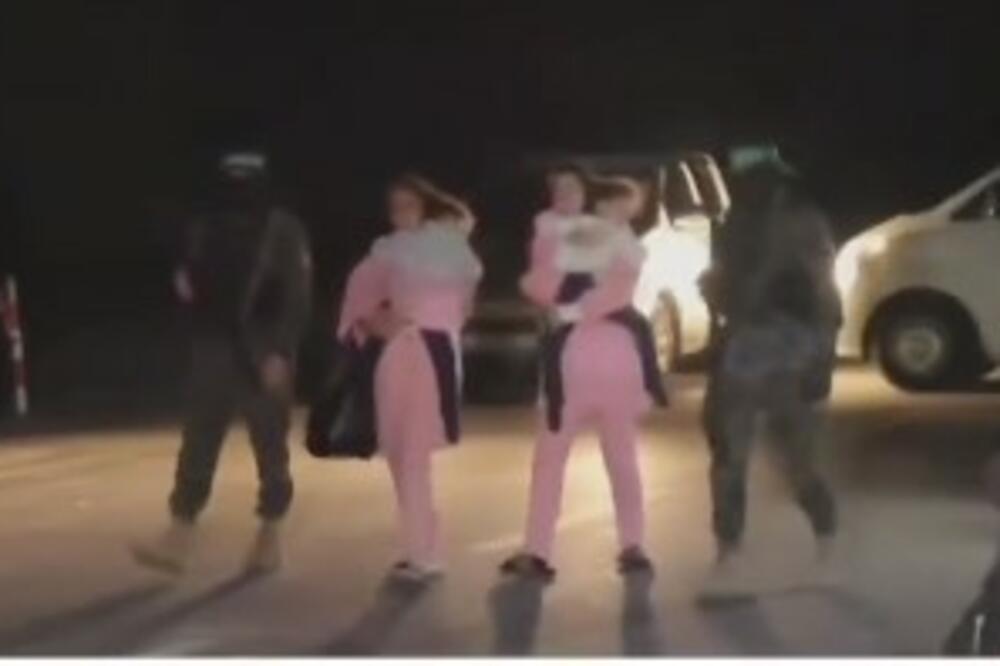 MAJKE SA DECOM U NARUČJU IDU KA SLOBODI: Ovako je izgledalo oslobađenje 11 talaca – civili stigli u Izrael (VIDEO)
