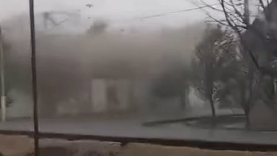 VETAR SRUŠIO POLA KUĆE ZA SEKUND: Stravičan prizor u Srbiji, oluja nosi sve pred sobom (VIDEO)