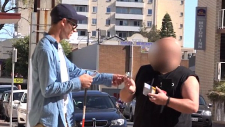 SNIMAK KOJI JE RAZBESNEO JAVNOST: Kamera zabeležila šta je muškarac uradio slepom momku (VIDEO)