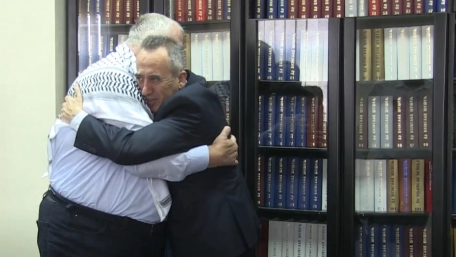 AMBASADOR PALESTINE DOŠAO KOD ŠEŠELJA: Lider radikala odmah ogrnuo palestinski šal koji je dobio na poklon (VIDEO)