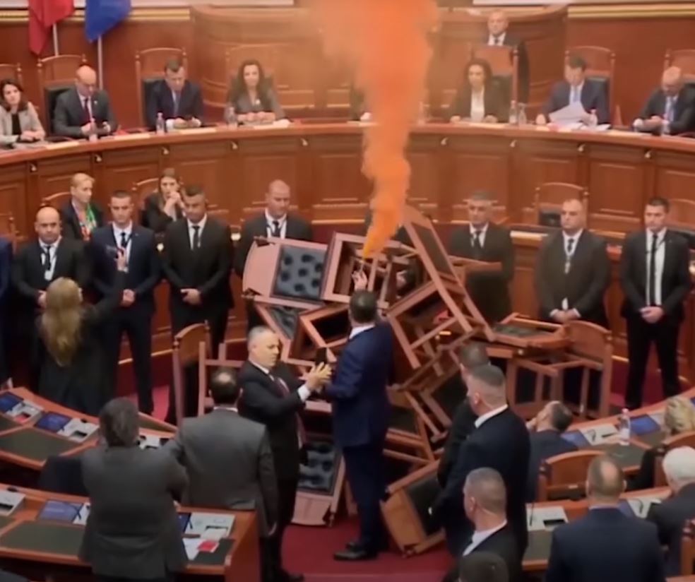 INCIDENTI U SKUPŠTINI ALBANIJE: Poslanici opozicije aktivirali dimne bombe (VIDEO)