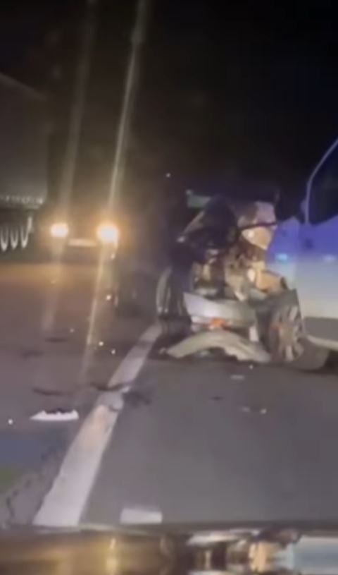 HAVARIJA KOD ČAJETINE:  Sudarili se auto i kombi, vozila stoje smrskana na putu VIDEO