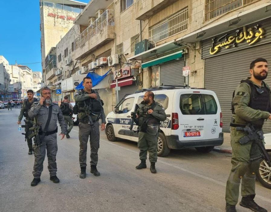 TERORISTIČKI NAPAD U JERUSALIMU: Prvi snimci sa lica mesta, napadač ubijen, ima ranjenih policajaca (FOTO)
