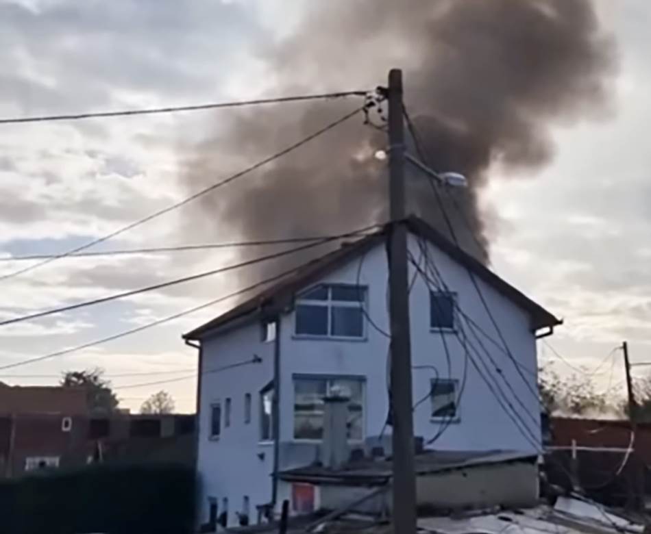 POŽAR U ŽELEZNIKU: Vatra zahvatila kuću – vatrogasci na licu mesta, u požaru stradalo dete(VIDEO)
