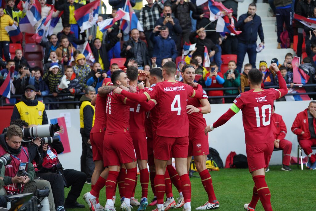 POZNAT RASPORED SVIH ŠEŠIRA NA ŽREBU: Evo ko su mogući rivali fudbalera Srbije na EP