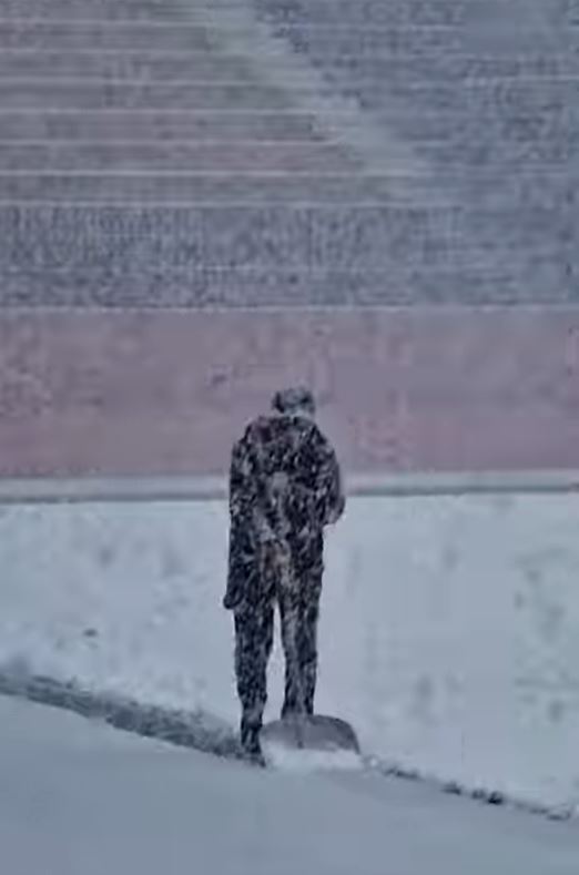PROSLAVLJENI TRENER RASTOPIO SRCA UŽIČANA: Sneg veje bez prestanka, a on sa lopatom izašao na stadion
