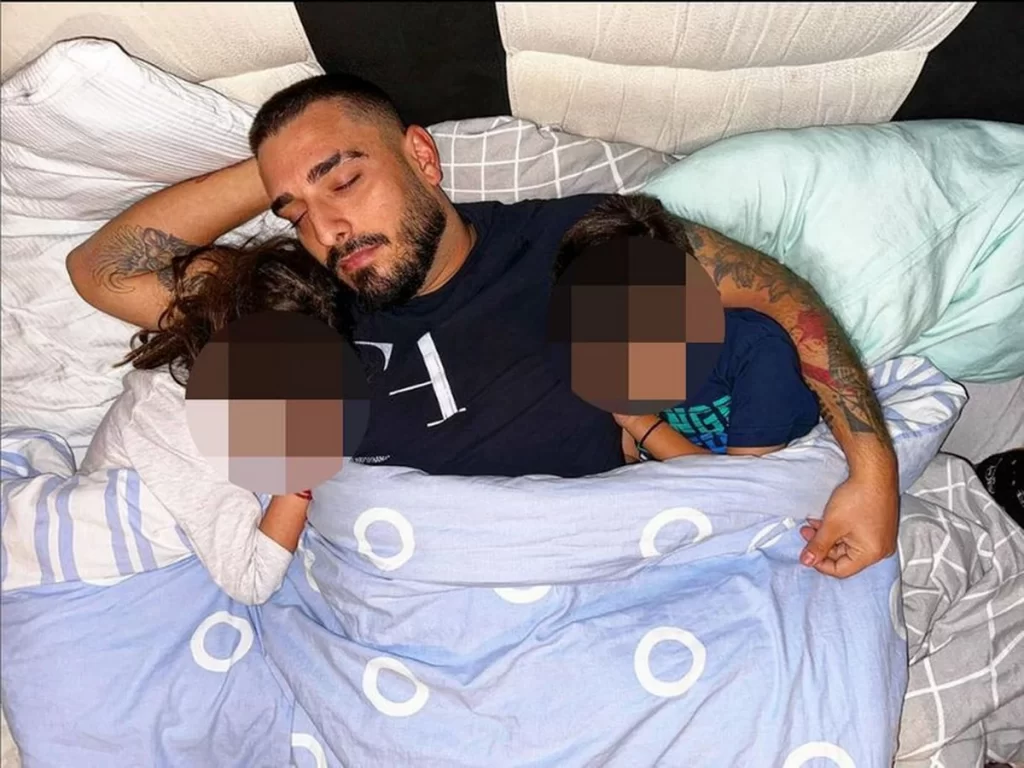 DARKO LAZIĆ ŽESTOKO UZVRATIO UDARAC:  Pevač objavio sliku kako spava u zagrljaju sina i ćerke