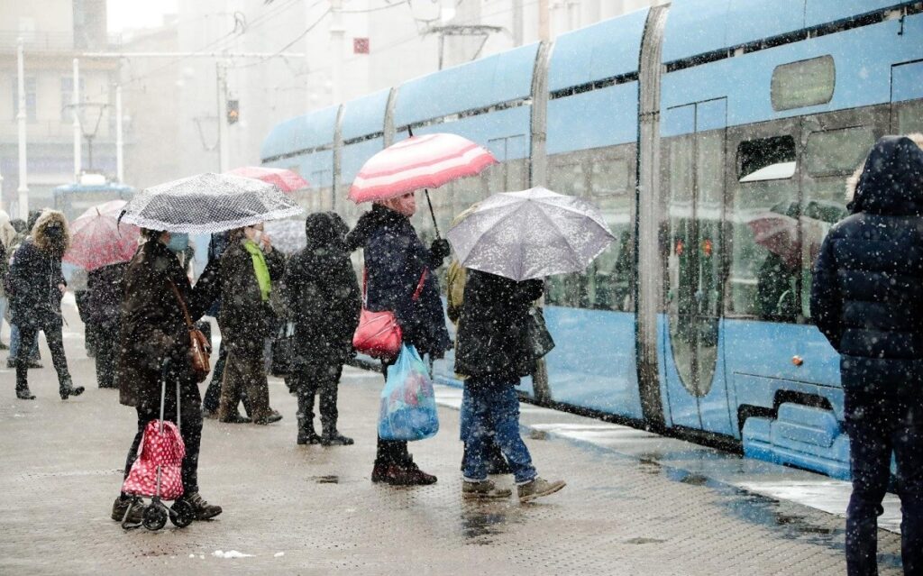 VOZAČI OPREZO: U većem delu Hrvatske padaju sneg i ledena kiša