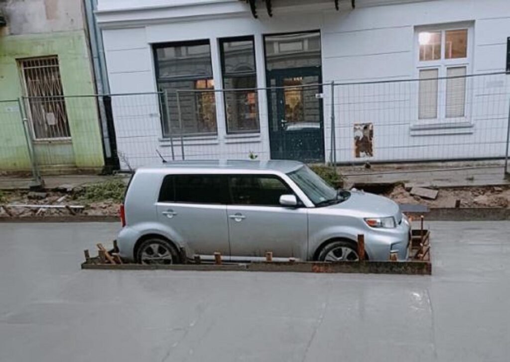 HIT SNIMAK! Vlasnik nije pomerio auto, putari ga „opkolili“ betonom (VIDEO/FOTO)