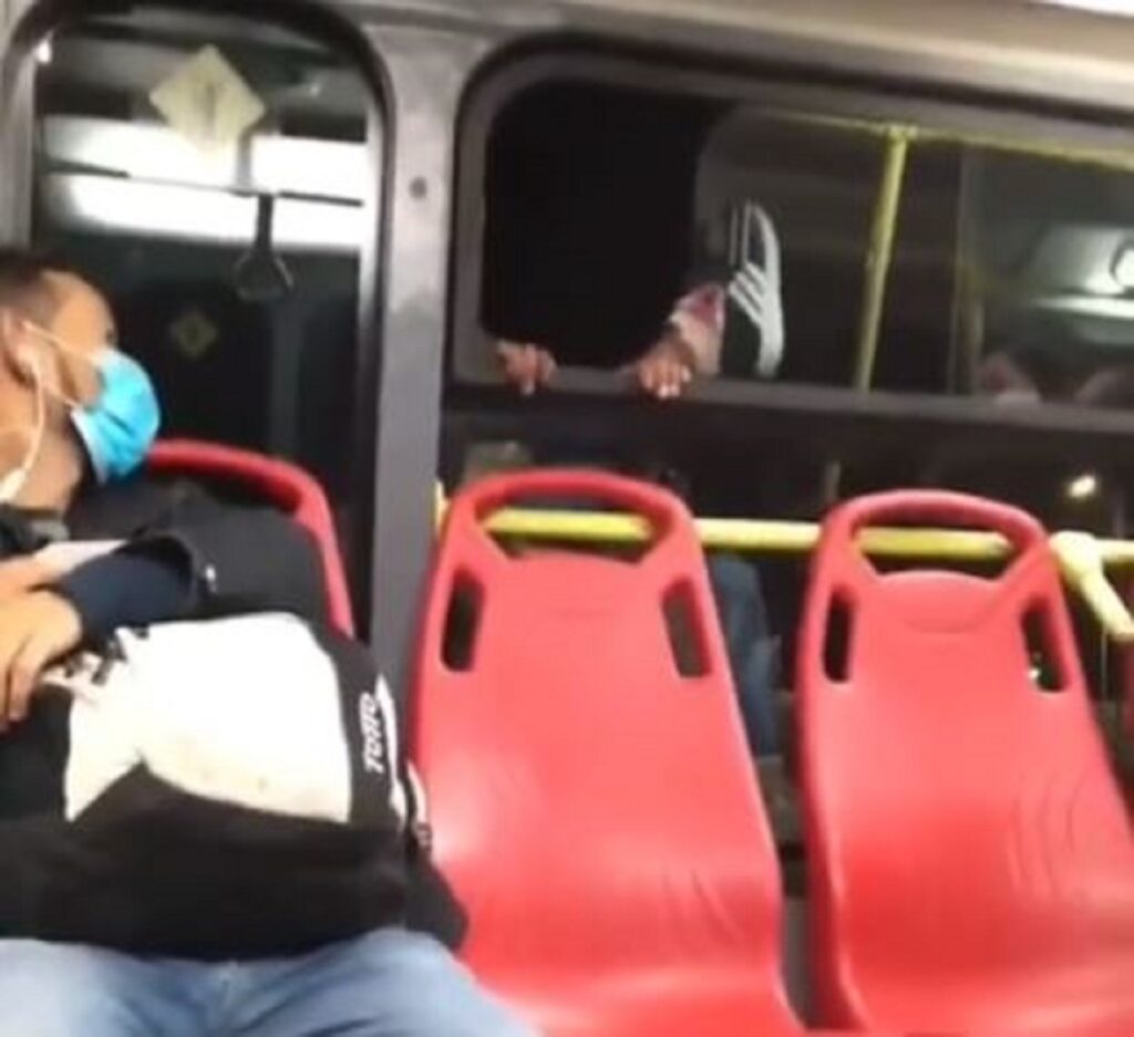 ŽENA PAUK: Izašla kroz prozor autobusa u pokretu, putnici gledali u šoku! (VIDEO)