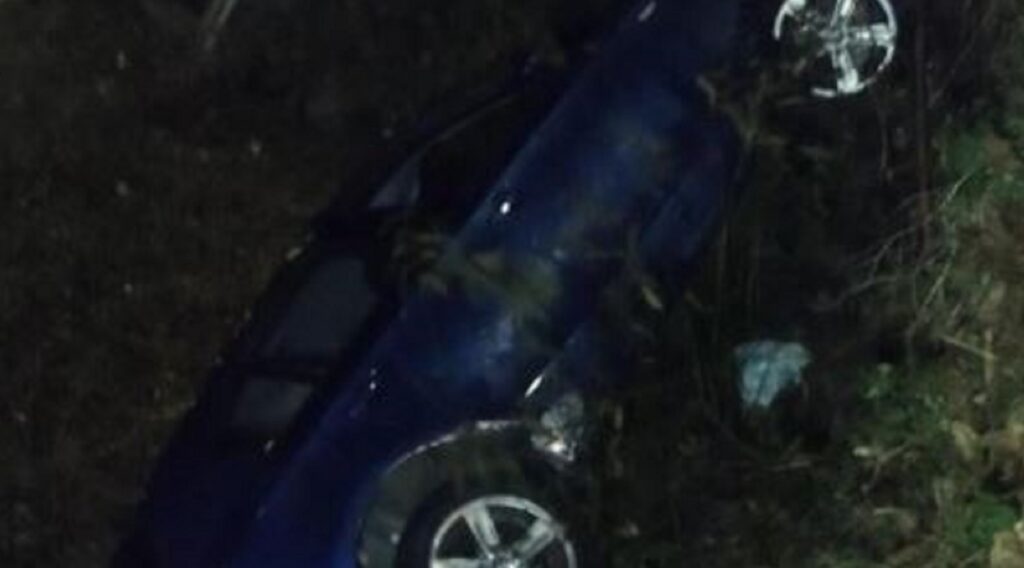 PROBIO OGRADU, PA SLETEO U JARAK: Jeziva saobraćajka u Vršcu, automobil uništen (FOTO)