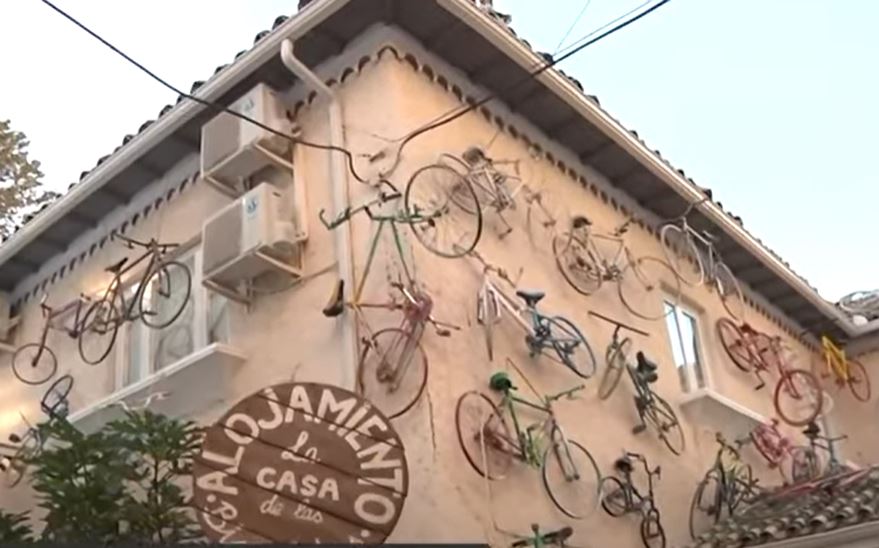 NEVEROVATAN PRIZOR NA FASADI KUĆE: Postavljeno je 200 bicikala, evo i zbog čega (VIDEO)