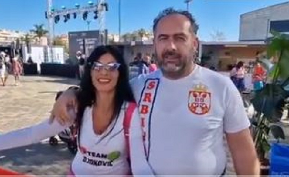 ITALIJANKA PODRŽALA NAŠE TENISERE: Raširila zastavu sa Novakovim likom pa zapevala „Veseli se srpski rode“ (VIDEO)
