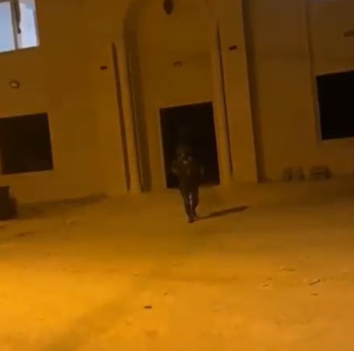 ZASTRAŠUJUĆ SNIMAK: Izraelski vojnik bacio granatu na džamiju (VIDEO)