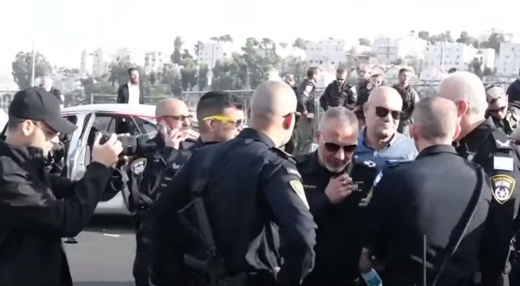 PRVI SNIMCI TERORISTIČKOG NAPADA: Jerusalimom odjekuju pucnji, ljudi beže u panici! (VIDEO)