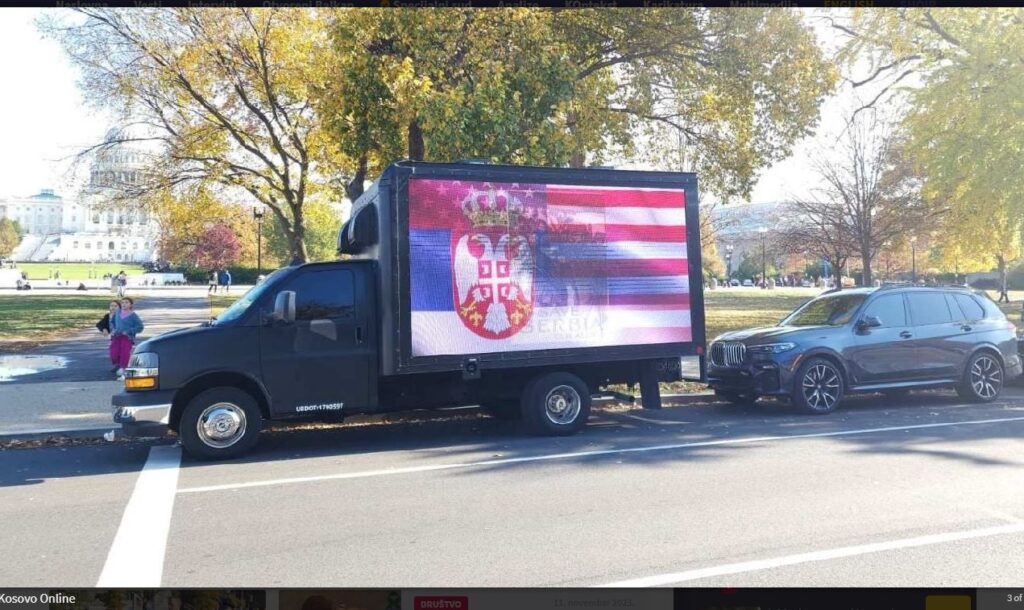 Na ulicama Vašingtona kamion sa slikama stradanja Srba na Kosovu i porukom „Kurti marksistički diktator“