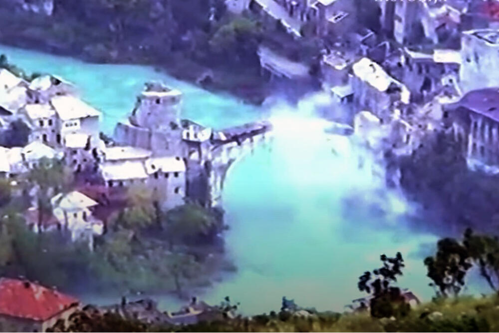 „JOŠ ZASTAVA VIJORI, ZLATNI LJILJANI JOŠ NISU PALI“: Pre 30 godina Hrvati srušili Stari most u Mostaru, sad se pojavio novi snimak (VIDEO)