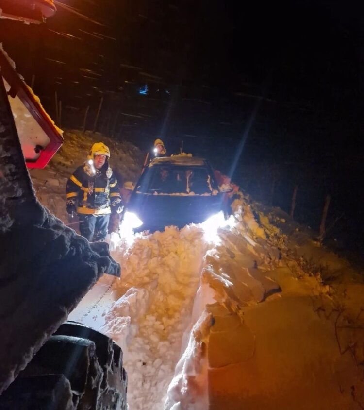 Pripadnici MUP-a spasili tri osobe iz zavejanog automobila kod Sjenice
