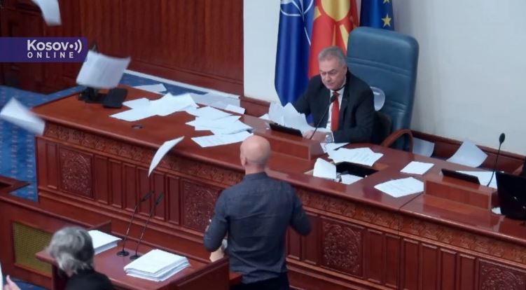 BACALI AMANDMANE, RAZBILI MONITOR: Haos u parlamentu Severne Makedonije! (VIDEO)