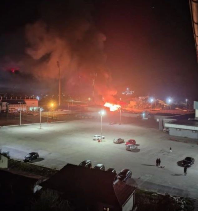 ALARMANTNO STANJE U JAGODINI, GORI AKVA PARK: Ogroman plamen, čuju se detonacije (FOTO/VIDEO)