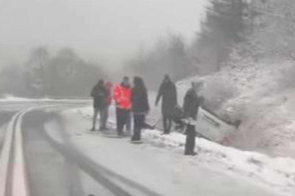 SAOBRAĆAJKA U MESTU RUDNIK: Auto prevrnut u kanalu, žena sedi na ulici (VIDEO)