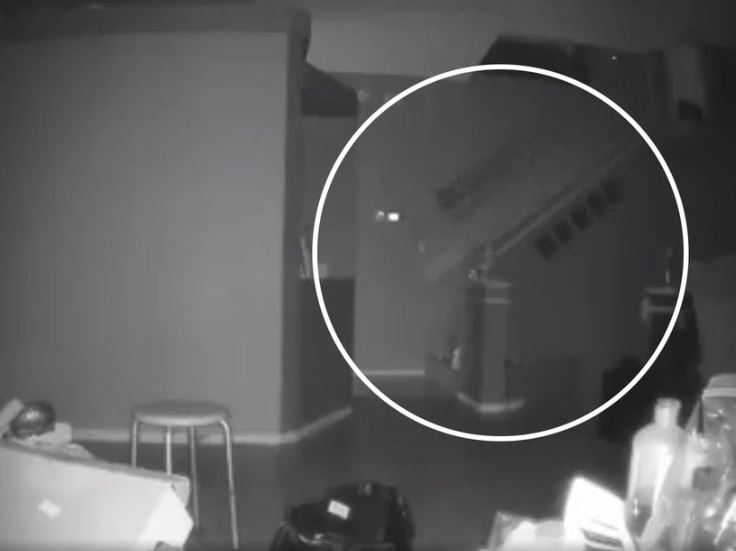 VLASNIK SKAMENJEN OD STRAHA: Sigurnosna kamera snimila „sablasnu figuru“ u kući (VIDEO)