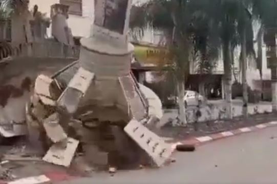 DOLIVAJU ULJE NA VATRU: Izraelski oklopni buldožer pregazio spomenik Arafatu na Zapadnoj obali (VIDEO)