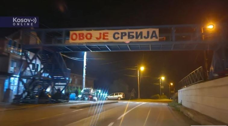 „OVO JE SRBIJA“: U Sočanici ponovo postavljen transparent