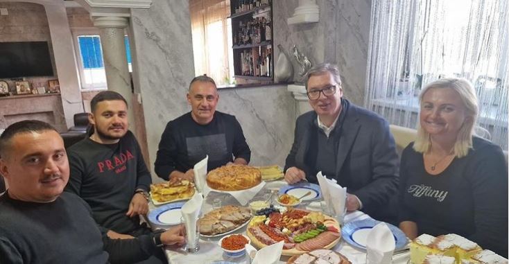 „LJUDI JESU NAŠA SNAGA“: Predsednik Vučić posetio porodicu Nikolić u Smederevu (FOTO)