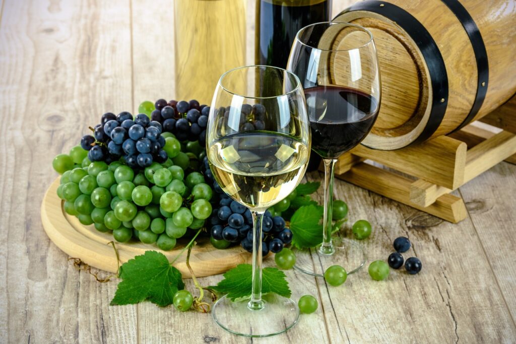 NAUČNICI DALI OBJAŠNJENJE: Evo zašto može da nas boli glava nakon što smo pili crno vino