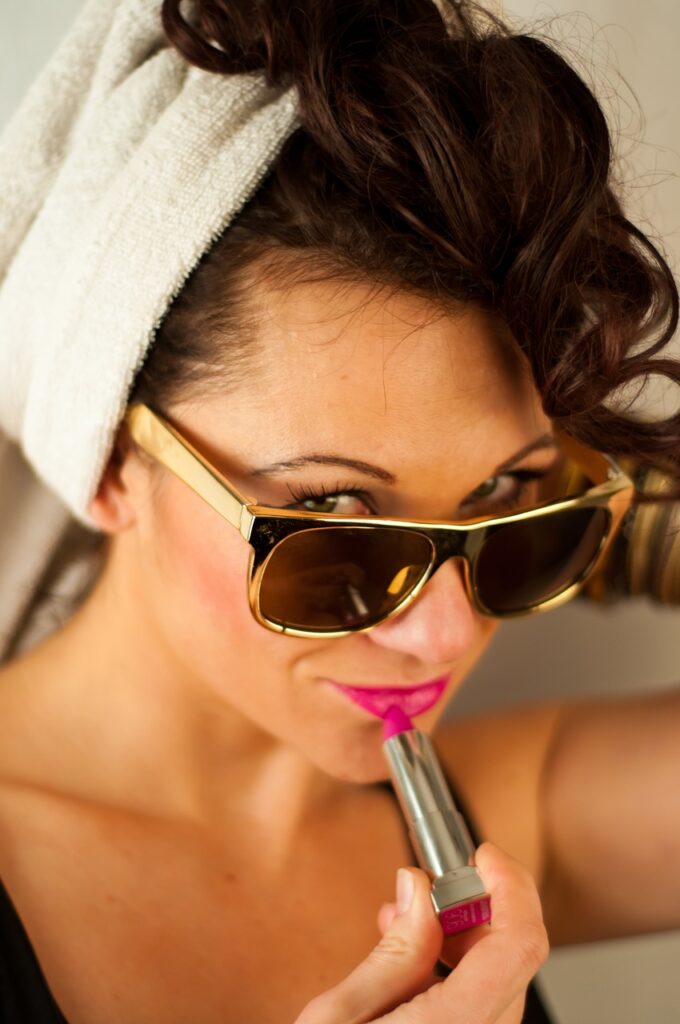 ONE NE MORAJU BITI PREPREKA: Pet saveta kako da se našminkate ako nosite naočare
