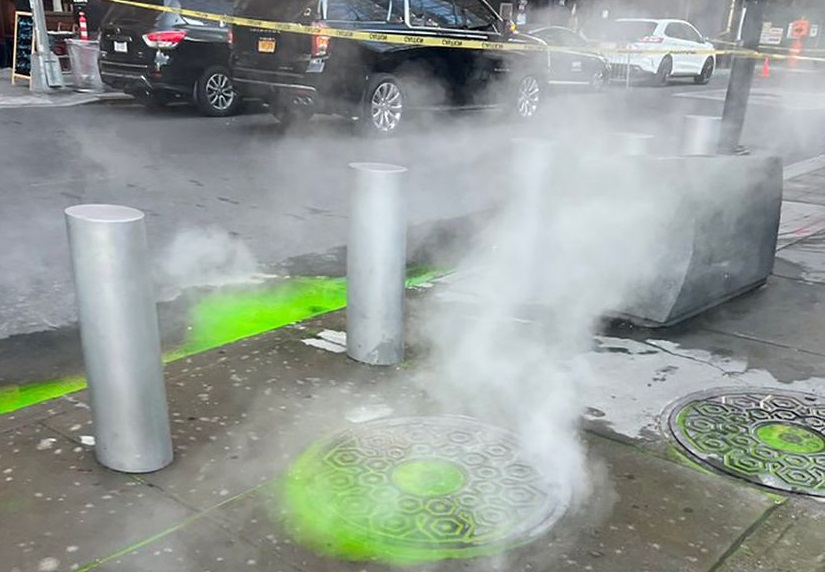 ŠTA SE DOGAĐA? Drečavi, zeleni mulj izbija iz kanalizacije u Njujorku, curi po ulicama grada! (VIDEO)