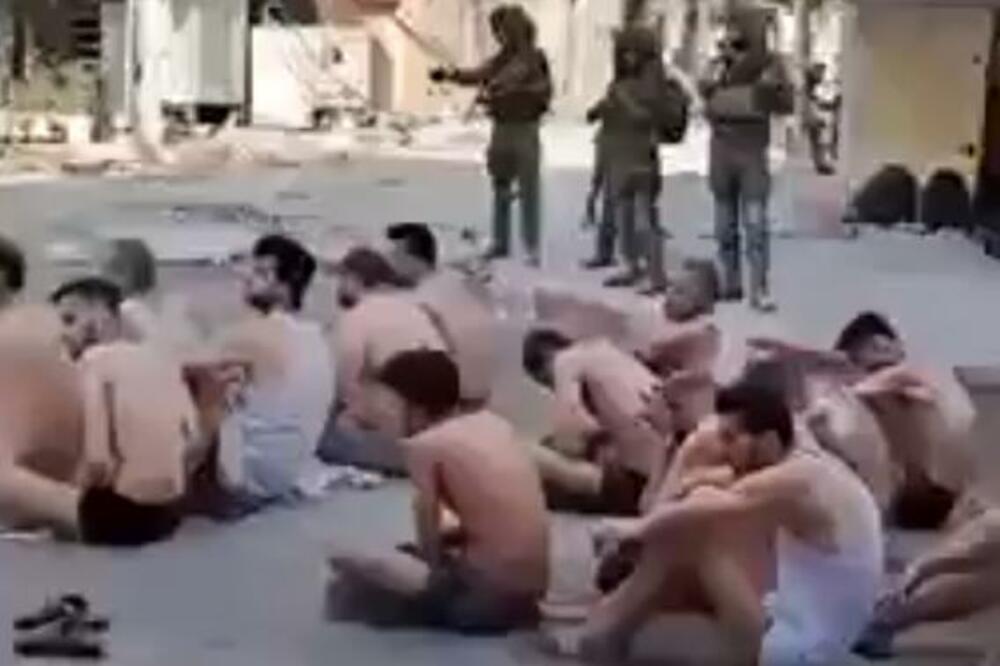 POLUGOLI ZAROBLJENICI SEDE NA ULICI: Izraelska vojska postrojila ljude u donjem vešu  – vezanih očiju