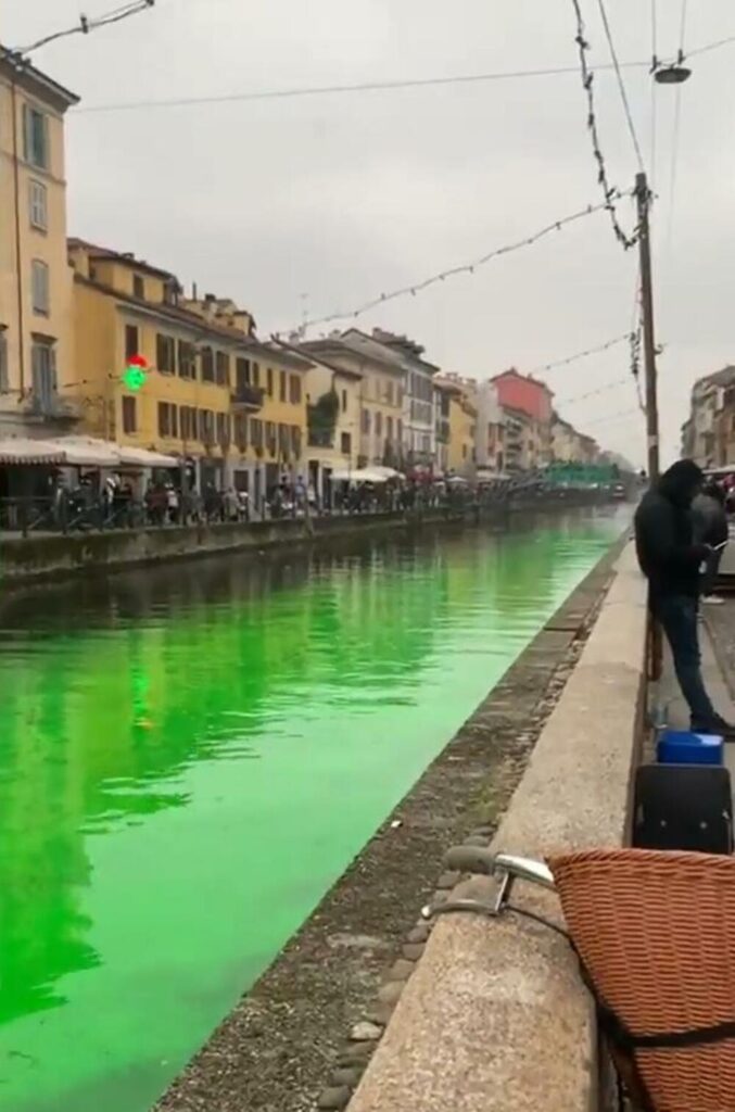 „IMBECILE POSLATI U ZATVOR“: Zašto su vode širom Italije ofarbane u drečavo ZELENO?