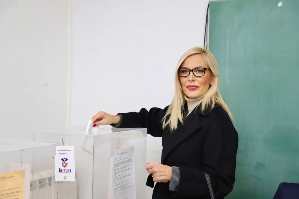 ISPUNILA GRAĐANSKU DUŽNOST: Ministarka Maja Popović glasala na Vračaru