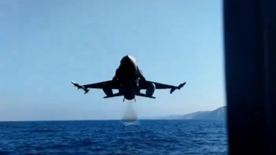 F-16 IZNAD SREDOZEMNOG MORA: Proleteo pored broda (VIDEO)