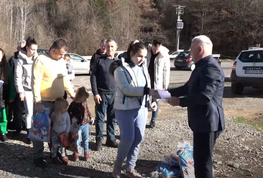 Arlov na Jarinju dodelio novogodišnje paketiće i stipendije za sedmoro dece sa Kosova
