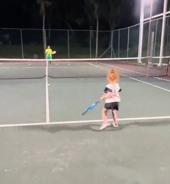 OVO DO SADA NISTE VIDELI: Devojčica sa samo 5 godina igra tenis kao pravi profesionalac (VIDEO)