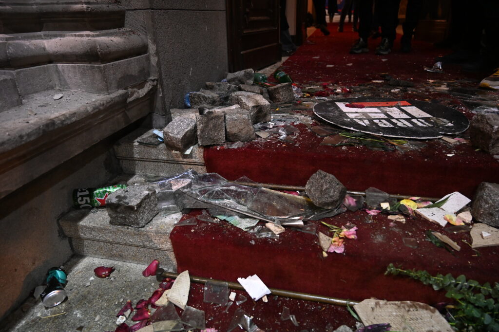 EPILOG DIVLJANJA-NENADOKNADIVA ŠTETA: Pogledajte kako izgleda Skupština posle napada (FOTO)