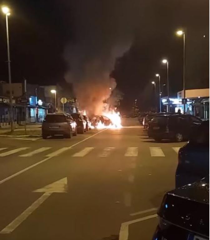 ZAPALIO SE AUTO ČUVENOG SRPSKOG GLUMCA: Požar na Novom Beogradu, plamen zahvatio još 4 automobila