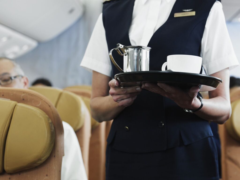 ČLAN POSADE OTKRIVA TAJNU: Evo zašto nikada ne bi trebalo da pijete kafu u avionu