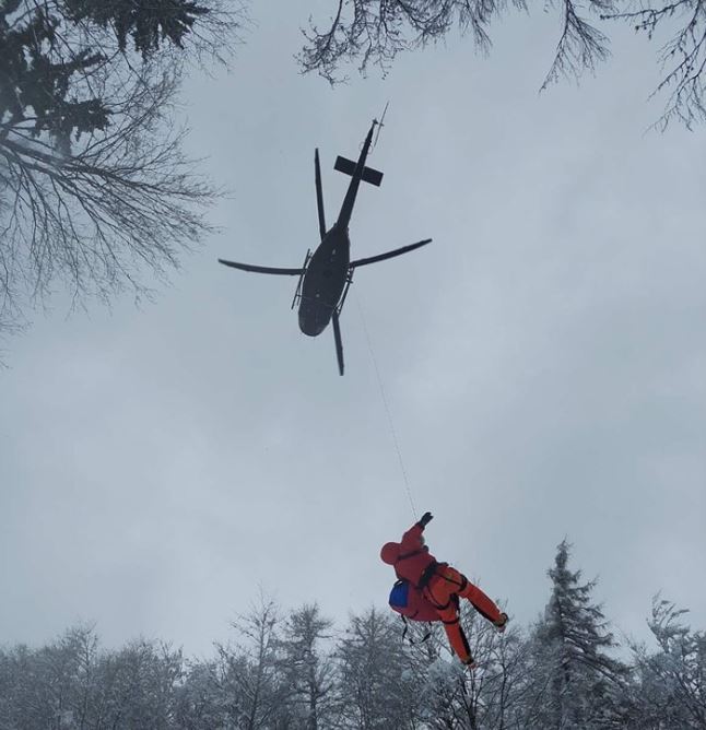 UŽAS U SLOVENIJI: Lavina zatrpala skijaša, helikopterom prevezen do bolnice (FOTO)