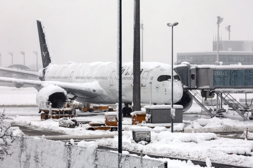 AERODROM U MINHENU ZAVEJAN: Bavarska ostala bez letova do nedelje, avioni se polomili od količine snega(VIDEO)