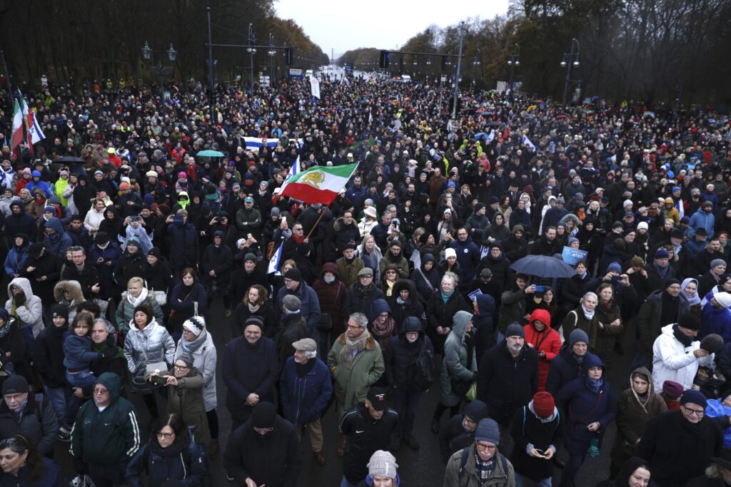 NIKAD VIŠE JE SADA! Hiljade ljudi po kiši na ulicama Berlina, velike demonstracije protiv antisemitizma