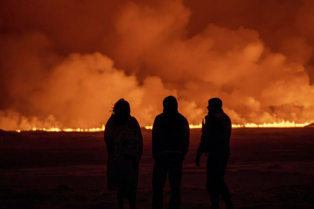 NEBO NAD ISLANDOM CRVENO! Rejkjavik u strahu od otrovnih gasova posle erupcije vulkana (FOTO)