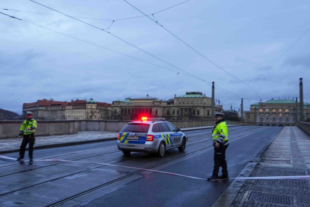 VELIKA TRAGEDIJA U PRAGU: U pucnjavu na fakultetu u Pragu ubijeno 11 osoba, 30 ranjeno