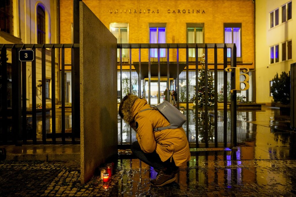 U SUBOTU DAN ŽALOSTI U ČEŠKOJ: Zbog tragedije u Pragu oglasiće se zvona na crkvama širom zemlje