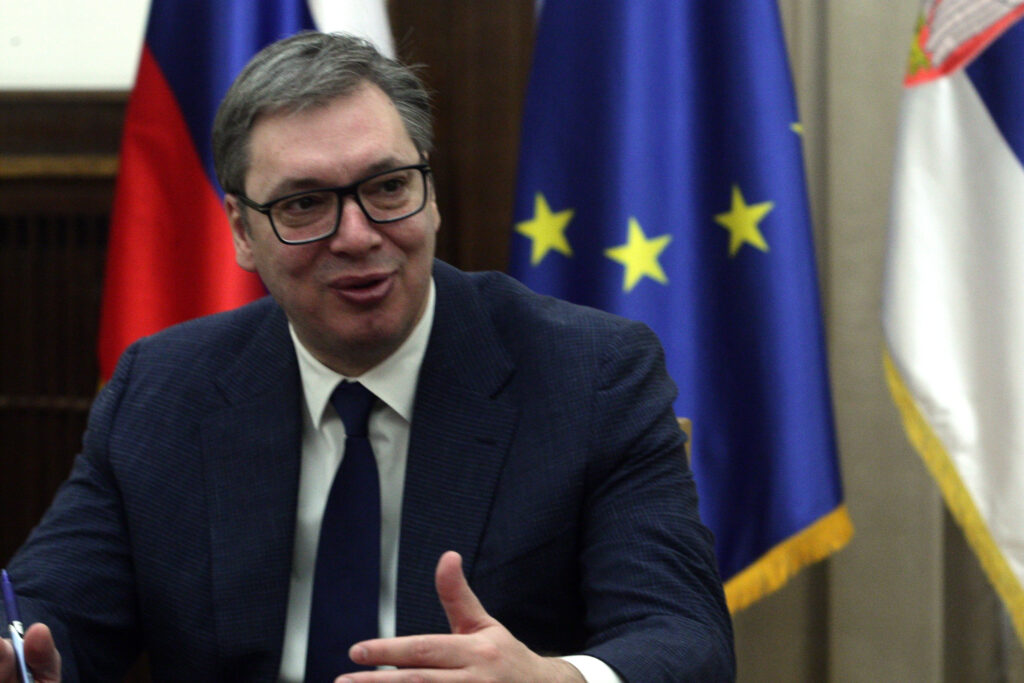 NE ČEKAMO PRILIKE, VEĆ IH STVARAMO: Predsednik Vučić čestitao građanima Novu 2024. godinu (VIDEO)